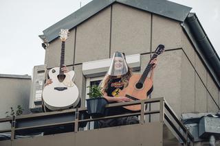 Gitarzyści na balkonach. W Polsce jak we Włoszech! Zobaczcie zdjęcia z Wrocławia [GALERIA]