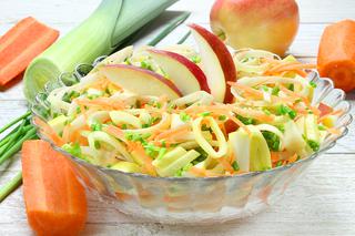 Surówka z marchewki, pora i jabłka: przepis na sałatkę obiadową