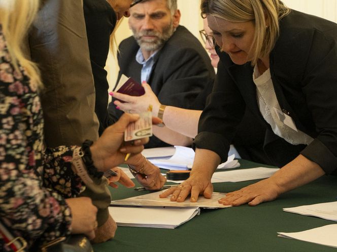 Glosowanie w wyborach prezydenckich przy polskiej ambasadzie w Paryżu