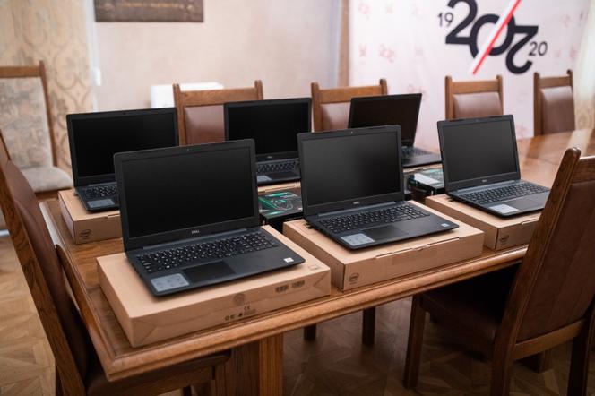 Czterdzieści osiem laptopów jest już w drodze do uczniów i nauczycieli z płockich szkół