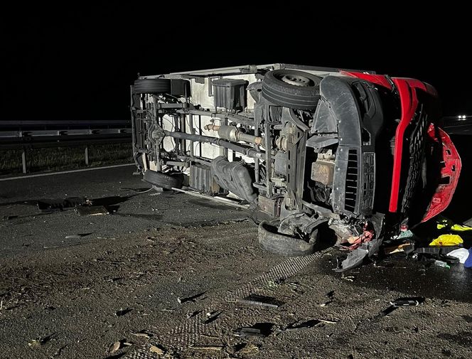 Wypadek na autostradzie A1. Dachował dostawczak