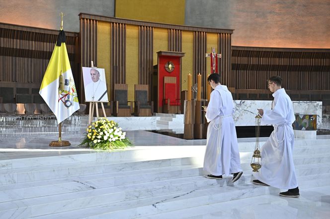 Warszawa żegna papieża Franciszka. Poruszające wpisy w Archikatedrze