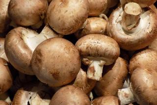 Czy trzeba obierać brązowe pieczarki? Nie każdy jest tego świadomy