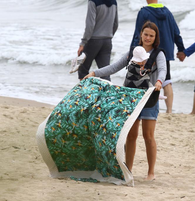 Anna Starmach z dzieckiem na plaży