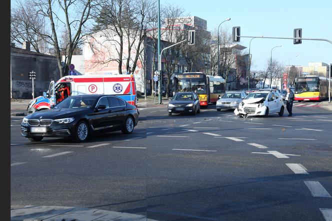 Zderzenie suzuki z karetką na sygnale na skrzyżowaniu Zamienieckiej z Ostrobramską