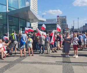 80. rocznica wybuchu Powstania Warszawskiego. 80. rocznica Powstania Warszawskiego. Godzina W w Warszawie. Tak mieszkańcy oddali hołd bohaterom