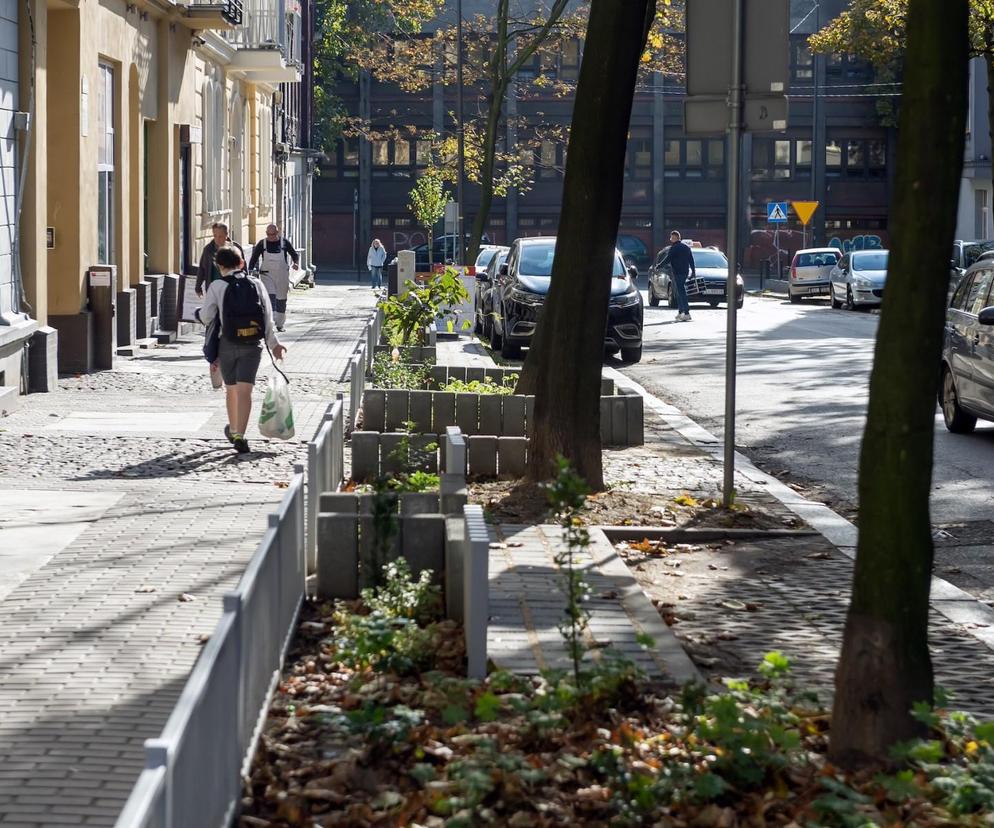 Przestrzeń ul. Mickiewicza w Bytomiu na nowo urządzona. Teraz jest tu zdecydowanie piękniej 