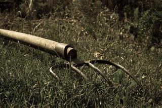 Śląskie: Uderzył brata łopatą i zwiał. Wrócił pod osłoną nocy, w dłoni dzierżąc widły