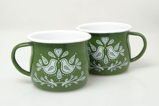 Jedni pamiętają te naczynia z dzieciństwa, inni odkrywają na nowo. Emalia znów modna!