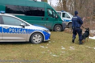 Martwy mężczyzna znaleziony przy drodze w Tuszynie. 53-latek usłyszał zarzut zabójstwa