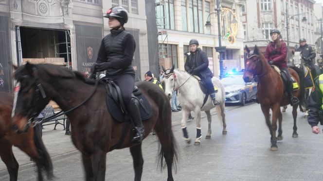 Wielka Szarża w centrum Łodzi. Oddziały konne przeszły przez Piotrkowską