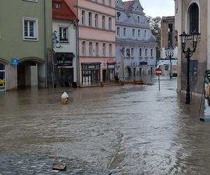 Krytyczna sytuacja w Kłodzku. Okropnie leje, ulice i domy zalane, potrzebujemy pomocy