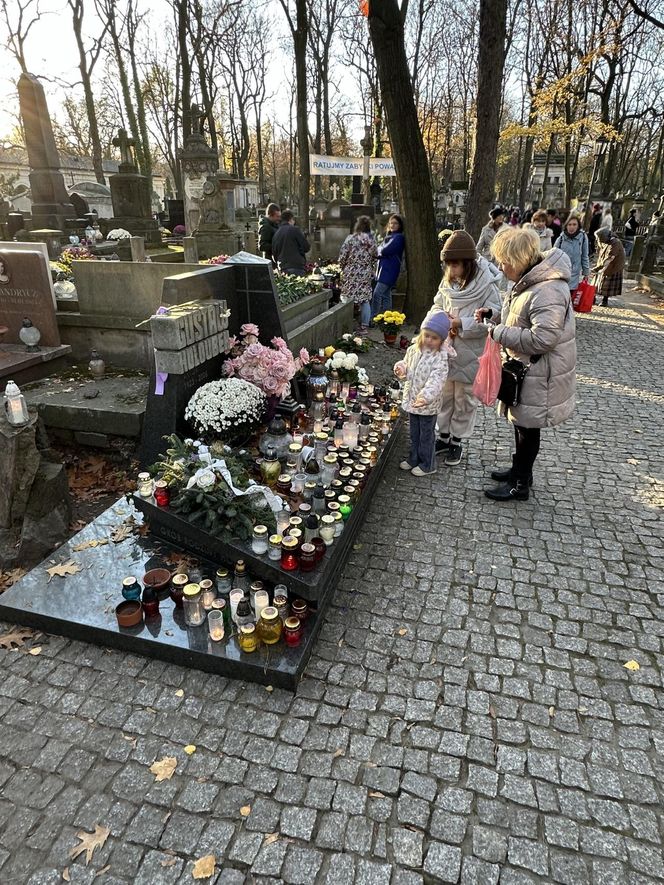 Magdalena Zawadzka na grobie Gustawa Holoubka