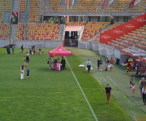 Pożegnianie Murawy na Chorten Arenie. Jagiellonia Białystok rozdaje boisko swoim kibicom