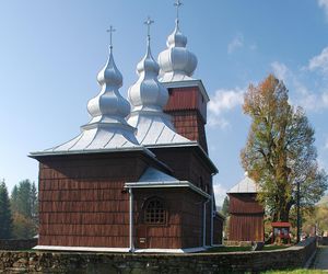 To niewielka wieś w Małopolsce. Słynie z niezwykle pięknej łemkowskiej cerkwi 