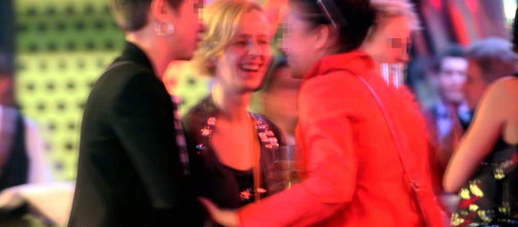 On pracuje, ona się bawi