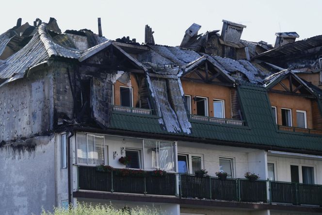  Zniszczenia bloku mieszkalnego po pożarze w Ząbkach