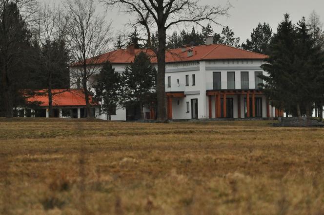 Pałac nad jeziorem czeka na Kaczyńską