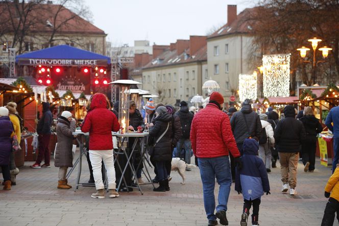 Tyski Jarmark Bożonarodzeniowy trwa w najlepsze. Znakomite koncerty i wyjątkowa atmosfera ZDJĘCIA