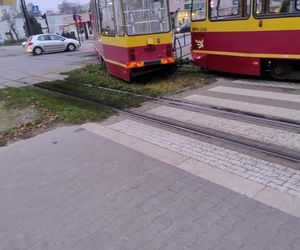 Łódź. Wypadek na skrzyżowaniu Aleksandrowskiej z Rydzową. Tramwaj zderzył się z ciężarówką [ZDJĘCIA].