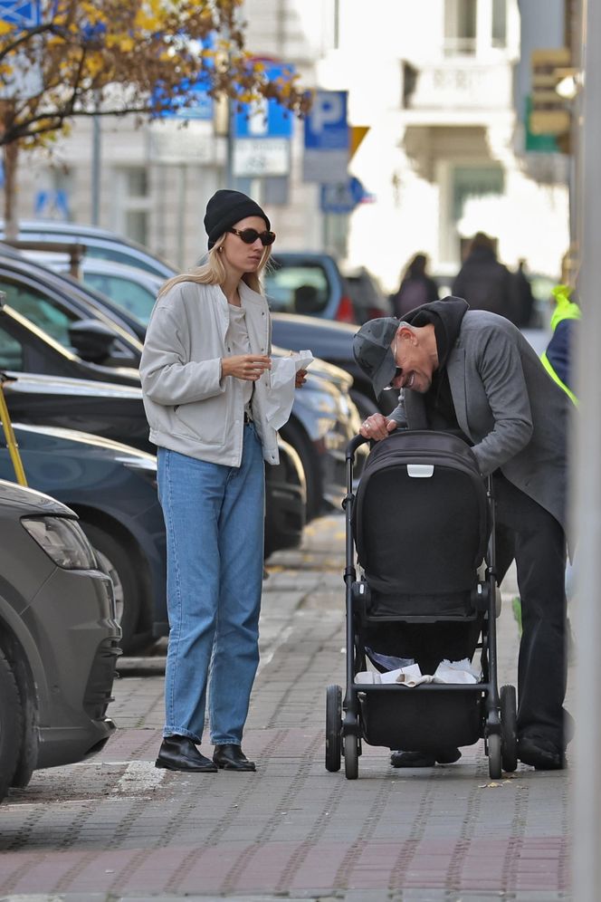 Krzysztof Ibisz z rodziną na spacerze