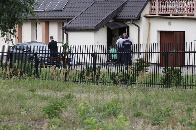Zbrodnia pod Grójcem. Ksiądz przyznał się do zabójstwa. Policja przeszukała plebanię [ZDJĘCIA]. Kontener: Warszawa