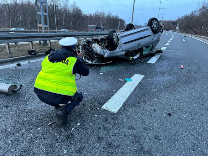 Wypadek na A4. 19-letni kierowca peugeota uderzył w bariery energochłonne