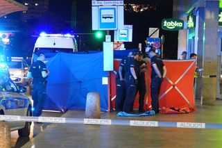 Są zarzuty po brutalnym morderstwie na Dworcu Centralnym. Kilka dni wcześniej bezdomni podźgali się nożami