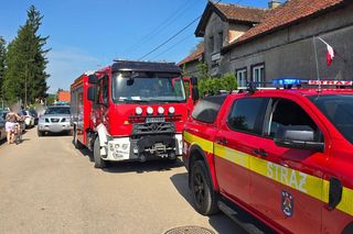 Strażacy nie mogli dojechać do tonącego dziecka. Kierowcy zablokowali drogę w Pluskach