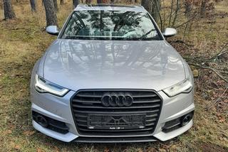 Audi za 200 tysięcy porzucone w lesie. Stało Z WŁĄCZONYM silnikiem