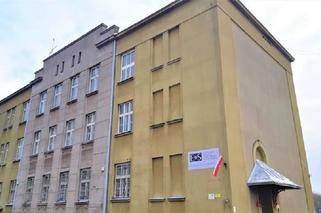 Koronawirus w Polsce: Katolicka szkoła działa stacjonarnie mimo obostrzeń. Małopolska kurator zabrała głos