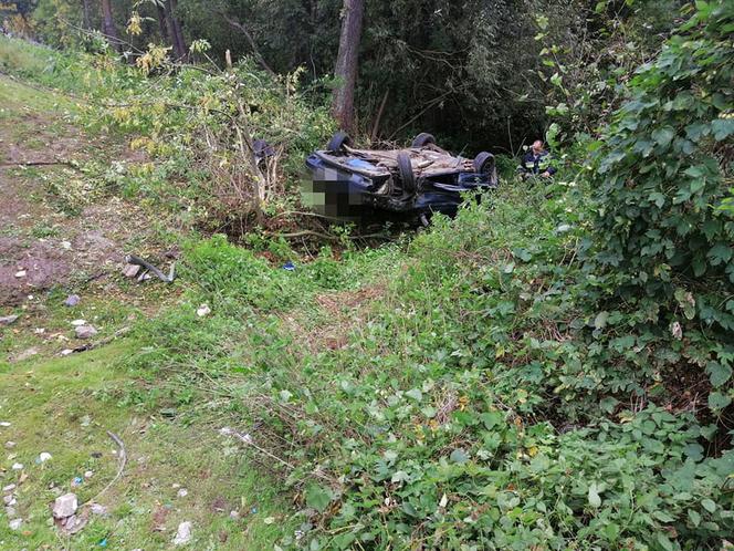 Podlaskie. Volvo wypadło z zakrętu i przebiło barierki 