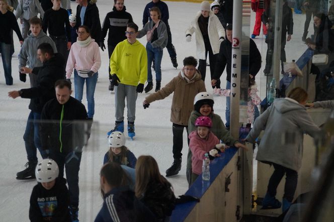 Ferie zimowe na Torbydzie w Bydgoszczy. Lodowisko pęka w szwach