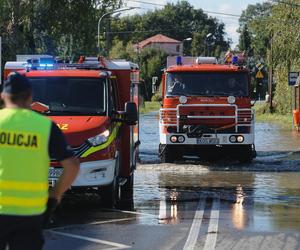 Paraliż drogowy! Aż 113 dróg nieprzejezdnych. Najnowsze informacje z powodzi