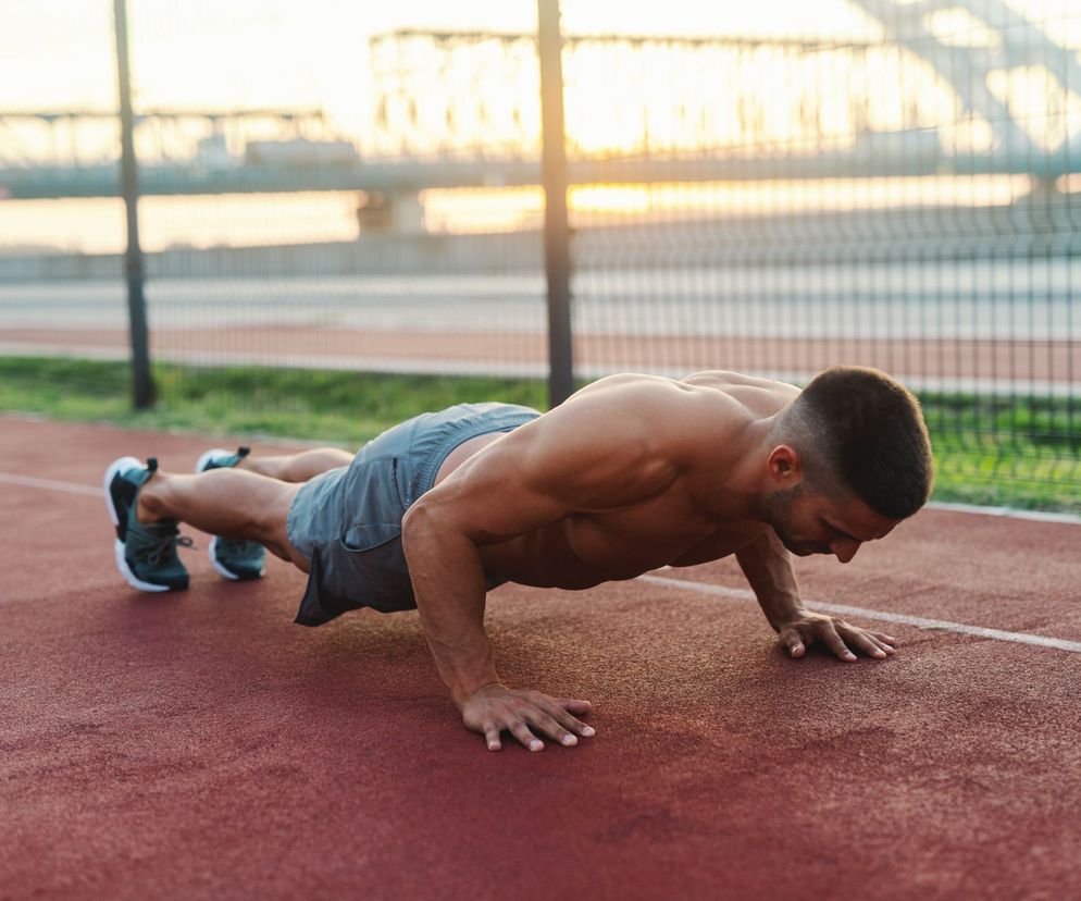 Jeśli wydaje ci się, że robiąc pompki, zarysujesz mięśnie tylko górnej partii ciała, to jesteś w błędzie.