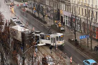 Zderzenie tramwaju z ciężarówką na Krzywoustego. Jedna osoba jest poszkodowana