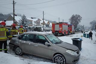 UWAGA! Wypadek w Wąchocku na DK42. Tir wjechał w osobowe Renault [ZDJĘCIA]
