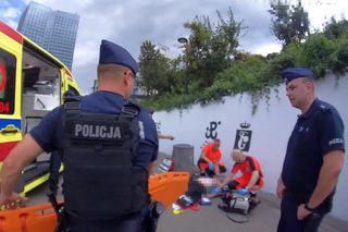 Mężczyzna spadł z muru i przestał oddychać! Heroiczna akcja policjantów