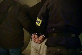 Gdańsk. Atak pseudokibiców na meczu Stoczniowca z Sokołem Bożepole. Policja zatrzymała dwóch mężczyzn [ZDJĘCIA].