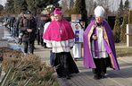 Kłobuck. Grób księdza Grzegorza Dymka. Duchowny padł ofiarą zabójstwa [ZDJĘCIA]