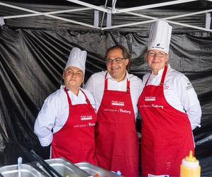 Marek Gróbarczyk serwuje burgery prosto z foodtracka 