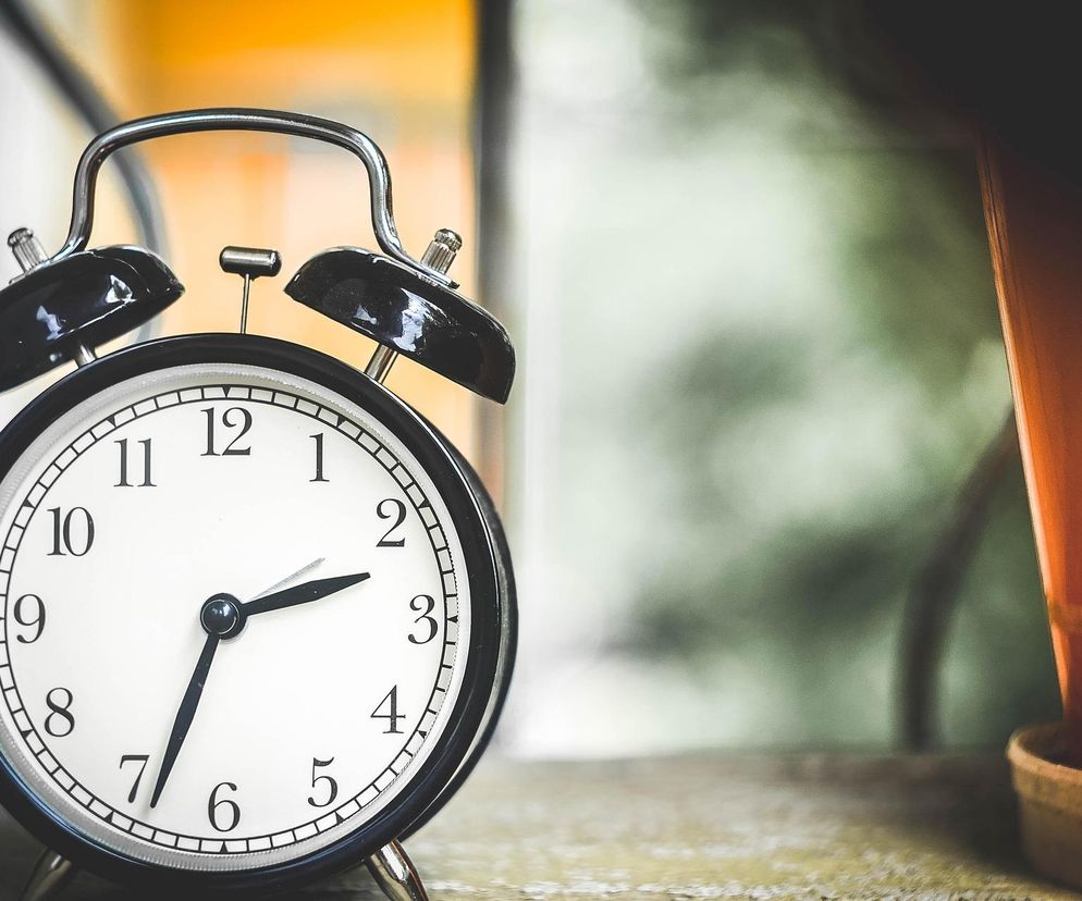 Zmiana czasu na zimowy. W tym roku przestawiamy zegarki wcześniej