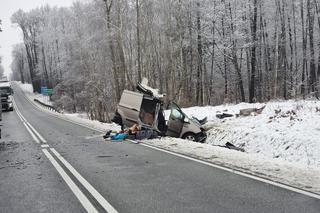 Kierowca ranny po zderzeniu osobówki z ciężarówką pod Tarnowem. DK 73 jest zablokowana