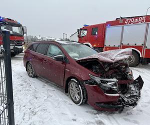 Kierowcy zapomnieli jak się jeździ?! Wysyp kolizji i wypadków w Warszawie bo... spadł śnieg 