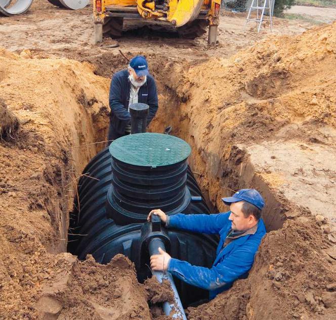Budowa oczyszczalni ścieków - ustawienie zbiornika w wykopie