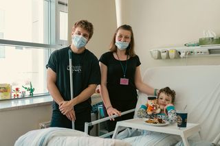 Maciej Musiał odwiedził pacjentów Uniwersyteckiego Szpitala Dziecięcego w Krakowie