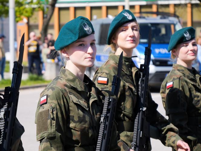 Ponad stu żołnierzy na Placu Solidarności w Olsztynie. Złożyli uroczystą przysięgę [ZDJĘCIA]