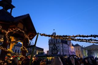 Świąteczne Miasteczko w Rzeszowie. Rynek rozbłysnął milionem światełek!