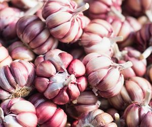 Jak czosnek wpływa na ciśnienie krwi? Naukowcy podali dzienną dawkę