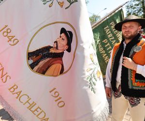 150-lecie przewodnictwa tatrzańskiego. Przemarsz przewodników po Krupówkach w Zakopanem